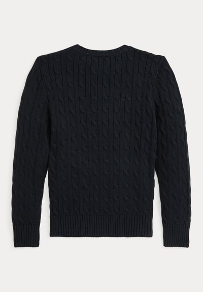 Pull noir en maille torsadée avec manches longues et poignets et ourlet côtelés, vu de dos sur fond blanc.