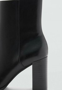 Mango Klassiska stövletter - black
