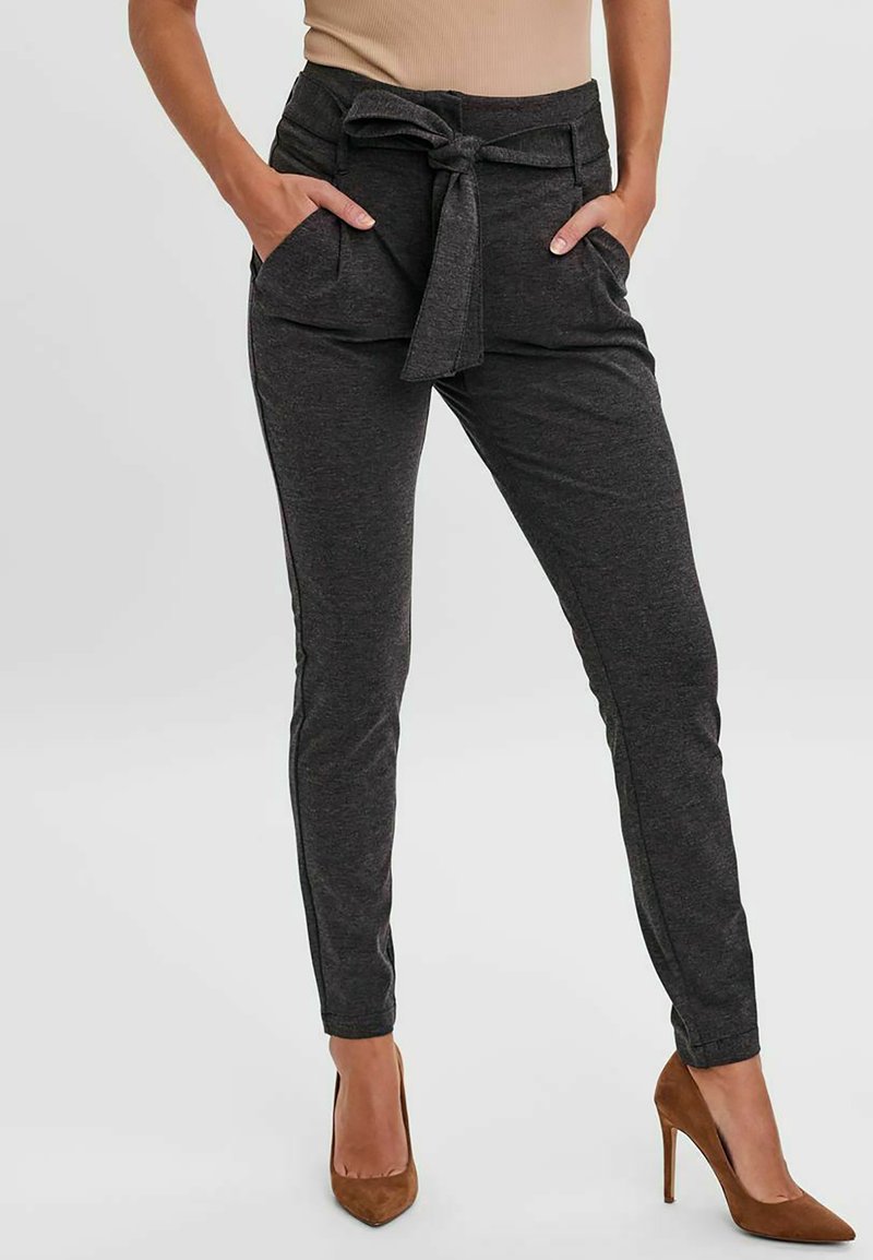 Uhlově šedé slim-fit kalhoty s vysokým pasem, předníma vázacíma detaily, dvěma bočními kapsami a hladkým texturovaným materiálem.