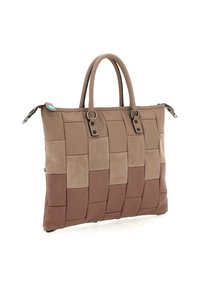Borsa a tracolla rettangolare marrone con pannelli in pelle intrecciata e suede, doppi manici e chiusura con zip su sfondo bianco.