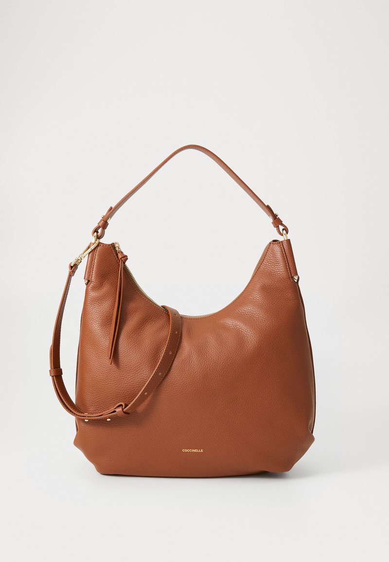 Braune Leder-Schultertasche mit glatter Textur, geschwungenem Design, verstellbarem Riemen und goldfarbenem Reißverschluss. Auf der Vorderseite befindet sich ein Logo in Gold.