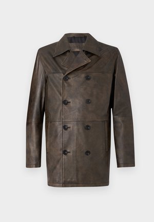 Cappotto doppiopetto in pelle marrone con ampio colletto, grandi bottoni neri e taglio dritto. Tessuto liscio con dettagli minimi.