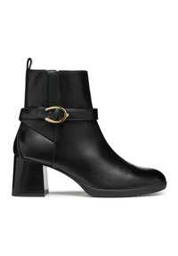 Stivaletto nero alla caviglia in pelle liscia con punta rotonda, zip laterale e una fascetta decorativa con una fibbia color oro. Tacco a blocco spesso.