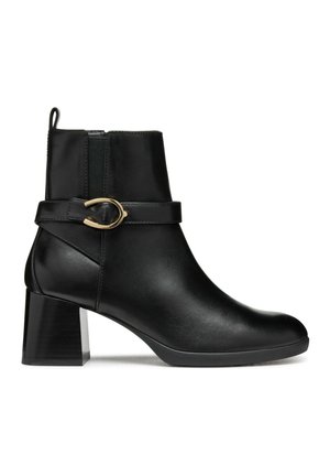 Stivaletto nero alla caviglia in pelle liscia con punta rotonda, zip laterale e una fascetta decorativa con una fibbia color oro. Tacco a blocco spesso.