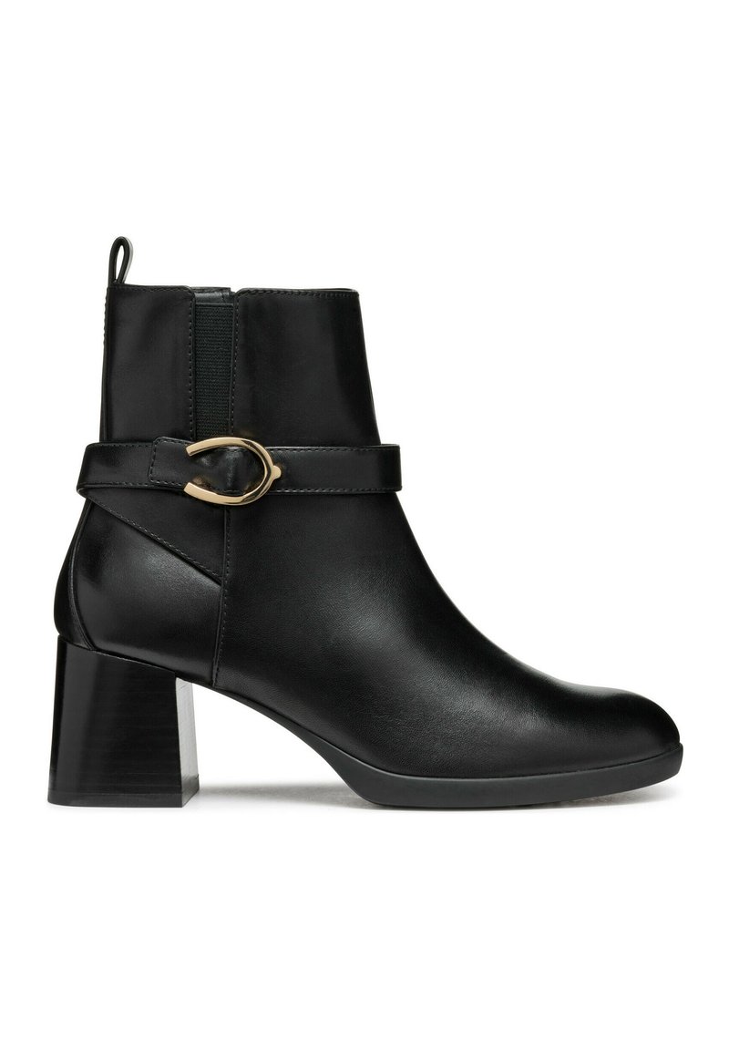 Stivaletto nero alla caviglia in pelle liscia con punta rotonda, zip laterale e una fascetta decorativa con una fibbia color oro. Tacco a blocco spesso.