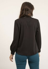 Dona x Lisa PLISSÉE OANA - Blouse - noir