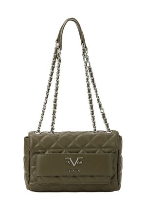 Gesteppte, olivgrüne Handtasche mit rechteckiger Form, verfügt über einen silbernen Kettengurt, eine Frontklappe und ein Markenemblem.