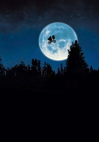 Silhouette de vélo en vol devant une grande lune bleu brillante, avec des arbres sombres au premier plan et un ciel étoilé.