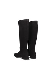 Zwarte suède over-de-knie laarzen met een ronde neus, kleine blokhak en rits aan de zijkant. Gladde textuur, geen zichtbare patronen.