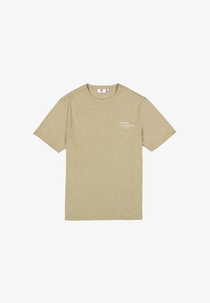 Camiseta beige de manga corta en una tela suave y ligera. Presenta un escote redondo y un sutil logotipo de texto en el pecho.