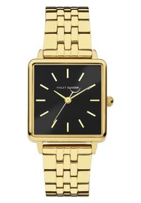 Montre rectangulaire dorée avec un cadran noir, desindex dorés et un bracelet en métal à maillons. Comprend une couronne sur le côté pour régler l'heure.