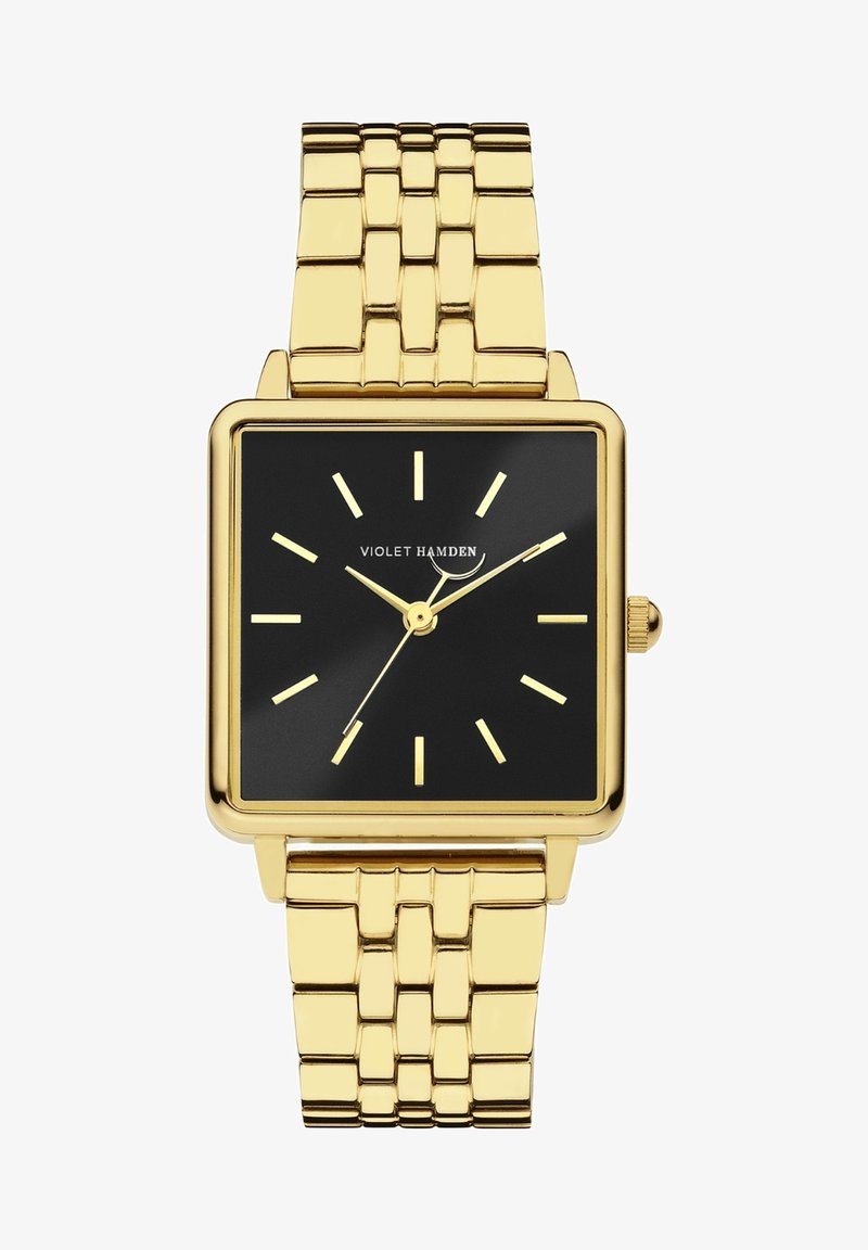 Montre rectangulaire dorée avec un cadran noir, desindex dorés et un bracelet en métal à maillons. Comprend une couronne sur le côté pour régler l'heure.