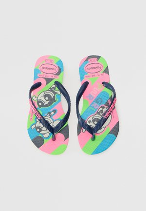 Des tongs avec un design multicolore comprenant des nuances de rose, vert et bleu, une semelle en caoutchouc texturée, et une sangle bleu marine ornée d'un graphique de dessin animé.