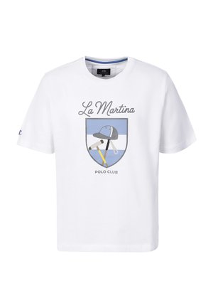 Wit T-shirt met korte mouwen met de tekst "La Martina", een schildgrafiek met een polohelm en gekruiste mallets, en de tekst "Polo Club" eronder.