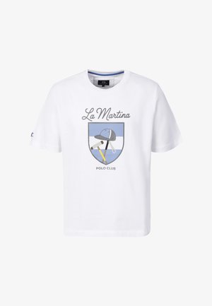 Wit T-shirt met korte mouwen met de tekst "La Martina", een schildgrafiek met een polohelm en gekruiste mallets, en de tekst "Polo Club" eronder.