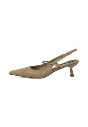 Zapato slingback de ante beige con punta afilada, tacón bajo tipo kitten y tira fina sobre el pie.