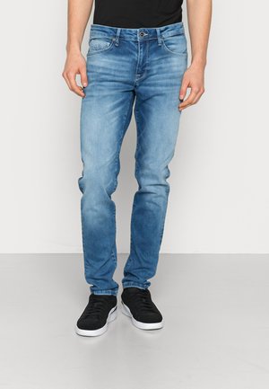 Lichtblauwe denim jeans met een slim fit, voorzien van contrasterende stiksels, een sluiting met een knoop aan de voorkant en twee achterzakken.