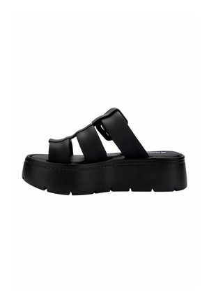 Sandali con piattaforma neri con tre fasce larghe, una texture liscia, suola spessa e design minimalista. Ideali per un utilizzo casual.