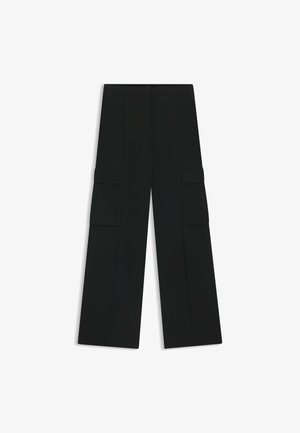 Pantaloni cargo neri con gambe larghe e dritte, dotati di due ampie tasche utility sui lati e una texture liscia.