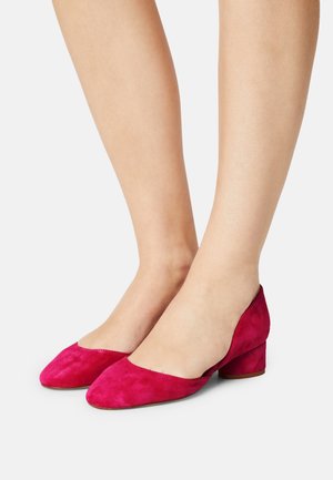 Chaussures à talons carrés en daim fuchsia avec une ouverture large et incurvée à l'avant et une finition texturée. Talon bas pour une meilleure stabilité.