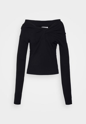 Top preto sem mangas feito de tecido elástico, com mangas longas, detalhe de nó torcido na frente e uma bainha ajustada.