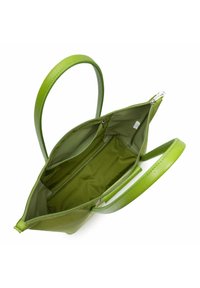 Sac fourre-tout vert avec un extérieur en cuir lisse, des poignées doubles et des compartiments zippés ; l'intérieur comprend des poches supplémentaires.