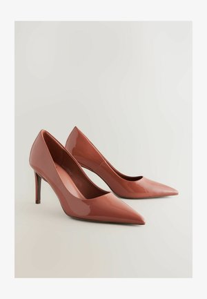 Puntige, hoge hakken in een glanzende rozenkleur, met een gladde lakleren afwerking en een slanke silhouet.