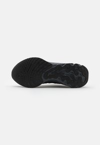 Nike Performance - Neutrální běžecké boty - black/iron grey/white - 4
