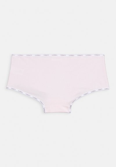 Cuecas hipster em algodão rosa com uma faixa de cintura impressa com o logo. Apresentam uma textura suave e costura fechada, desenhadas para conforto e ajuste.
