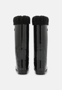 Bottes de pluie en caoutchouc noir imperméables avec un revers en tricot noir. Fini lisse, design haut, semelle texturée pour une meilleure adhérence.