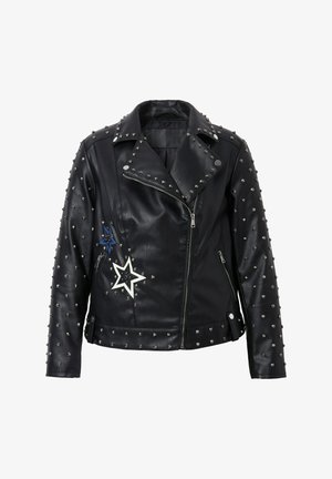 Schwarze Leder-Bikerjacke mit silbernen Nieten, asymmetrischem Reißverschluss und Stern-Patches in Blau und Weiß. Sie hat eine strukturierte Oberfläche und einen Reverskragen.