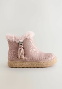 Rosa Kunstfell-Stiefeletten mit strukturiertem Tierdruck, ausgestattet mit einem Reißverschluss und Quastenakzenten, auf einer strukturierten cremefarbenen Sohle.