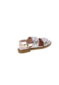 Sandal con cinturino in metallo intrecciato, caratterizzata da fasce incrociate in argento e beige, con una suola bassa marrone e un cinturino alla caviglia regolabile per una migliore vestibilità.
