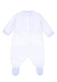 Witte baby romper met lange mouwen, lichtblauwe manchetten en voetjesontwerp. Heeft drukknopen aan de achterkant en een elastische tailleband voor een goede pasvorm.
