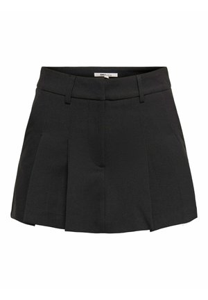 Pantaloni corti neri a pieghe con vita piatta, dotati di tasche lateralie di una texture del tessuto liscia. Nessun motivo o accento visibile.