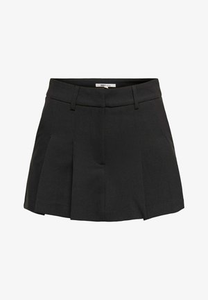 Pantaloni corti neri a pieghe con vita piatta, dotati di tasche lateralie di una texture del tessuto liscia. Nessun motivo o accento visibile.