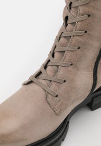 MJUS Botas con plataforma - beige