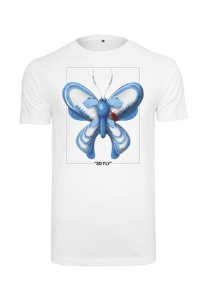 Sommerfugl dannet af blå og hvide sneakers med snørebånd som antenner, trykt på en hvid T-shirt over teksten "SO FLY".