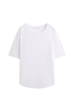 Tricou alb cu mânecă scurtă, confecționat dintr-un material neted, având un guler rotund și o tiv ușor curbat pentru o ajustare confortabilă.