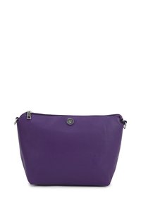 Paarse leren zak met een gestructureerd oppervlak, een zilveren ritsafsluiting en een ronde drukknopdetail aan de voorkant.