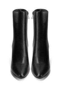 Stivaletti in pelle nera con punta affusolata, texture liscia e zip interna. Il design presenta una silhouette aderente.