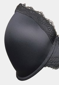 Svart bh med formarade kupor, slät satinliknande material och spetsdetalj längs den övre kanten. Har en klassisk underwire-design.