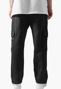 Urban Classics Hlačami s stranskimi žepi - black