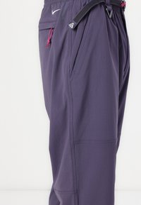Nike ACG HIKE PANT - Tygbyxor - dark raisin/black/white