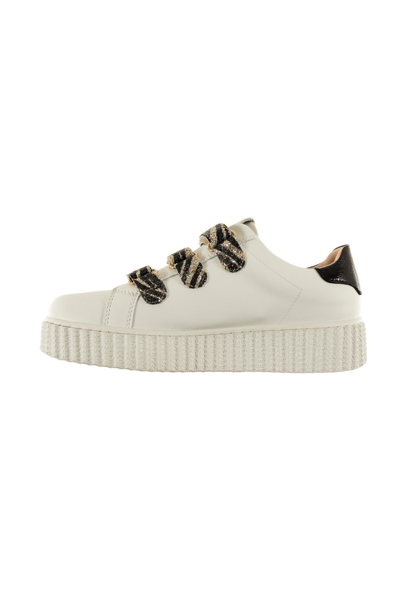 Baskets en cuir blanc avec des accents rayés noirs et dorés, semelle texturée épaisse, bout rond et détail en vernis noir au talon.