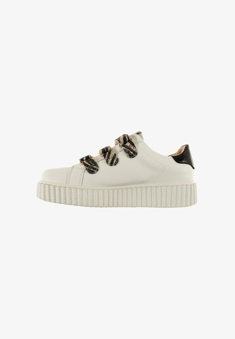 Witte leren sneaker met zwart en gouden gestreepte accenten, stevige textuurzool, ronde neus en zwarte lakleren hieldetail.