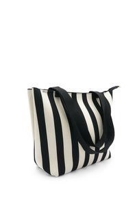 Torba tote w czarno-białe paski z teksturowaną powierzchnią, z podwójnymi czarnymi uchwytami i otwartym projektem.