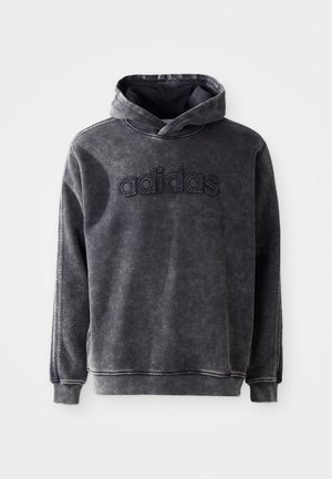 Crna dukserica s kapuljačom, prednjim kangaroo džepom, vezanim logotipom "adidas", rebrastim manžetama i teksturiranim materijalom. Sadrži kapuljaču s vezicom.