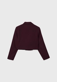 Bordeaux cropped jasje met lange mouwen, een op maat gemaakte kraag en een gladde, textuurachtige stof. Beschikt over een rugventilatierooster voor gemakkelijke beweging.