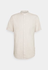 Košile s krátkými rukávy, světle béžová lněná s límečkem ve stylu pásku, zapínáním na knoflíky vpředu a jemnou strukturou, s oblým spodním lemem a bez výrazných vzorů.